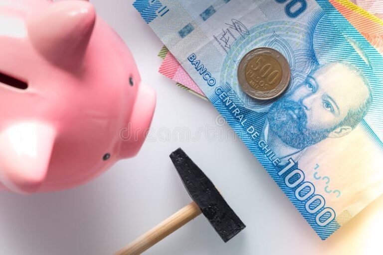 alcancia con monedas y billetes chilenos