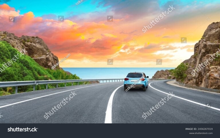 auto conduciendo en carretera panoramica