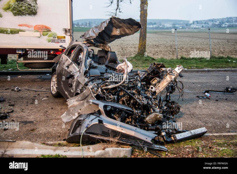 auto destrozado tras accidente grave