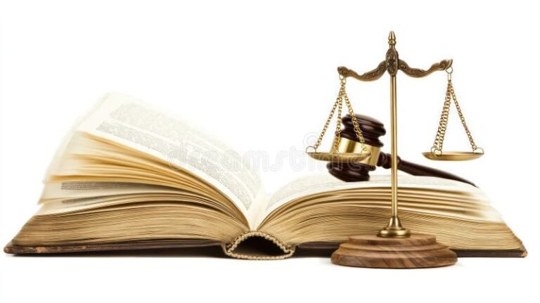 balanza justicia sobre libros legales abiertos