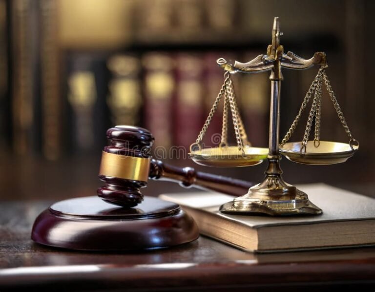 balanzas de justicia con documentos legales