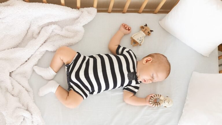Qué Set De Cuna Para Bebé Niño Es El Más Seguro Y Cómodo 5 bebe durmiendo en cuna segura y comoda