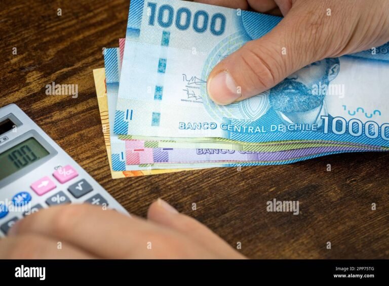 Cómo Se Calcula y Se Quita el IVA a un Valor en Chile 3 billetes chilenos con calculadora y factura