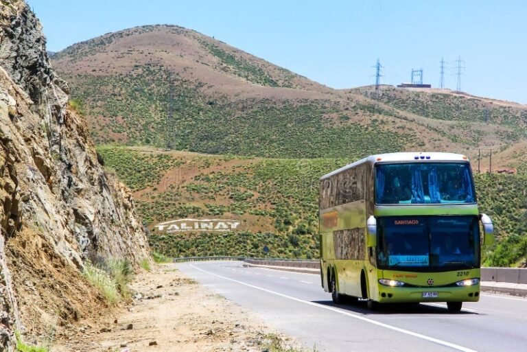 bus interurbano en carretera chilena rural
