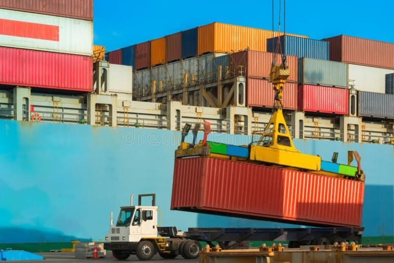 camiones cargando en terminal de carga chile