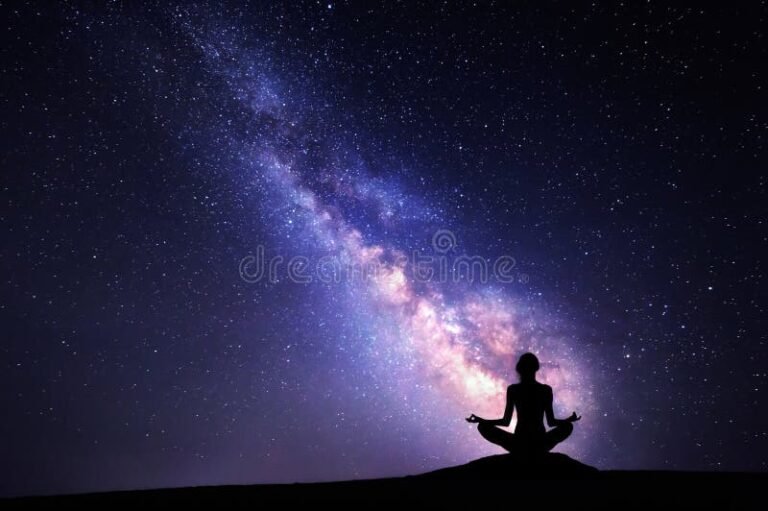 Qué dice la ciencia sobre la vida después de la vida 13 cielo estrellado con silueta meditando