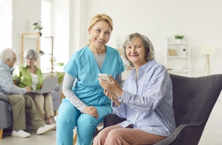 cuidador asistiendo a persona mayor feliz