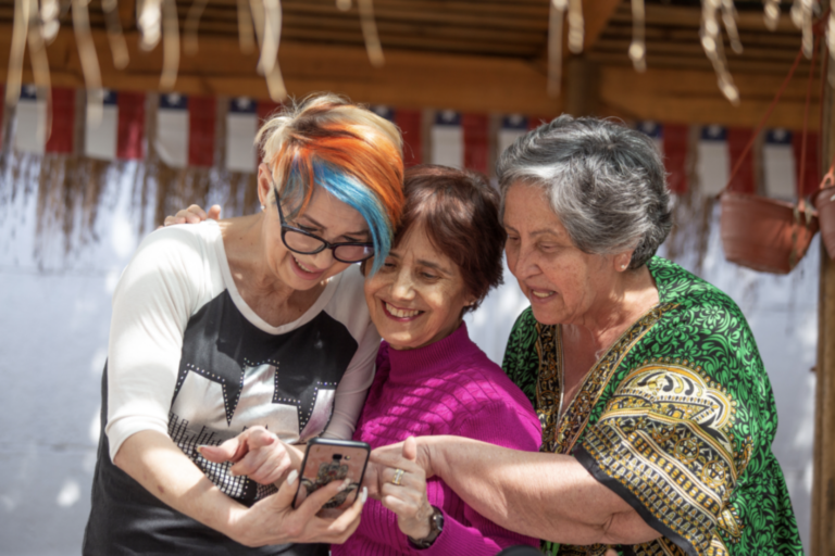 cuidadores profesionales ayudando adulto mayor chile