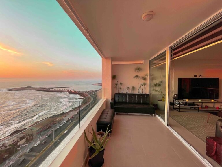 edificios de departamentos en arica al atardecer