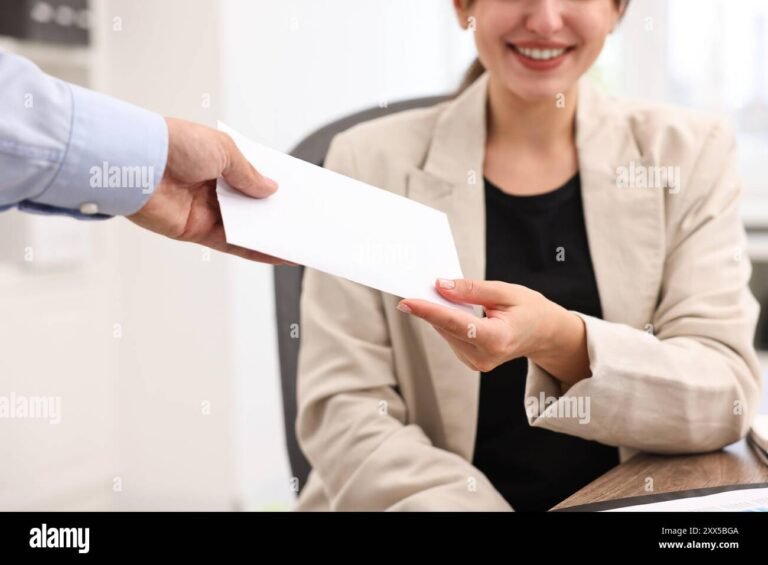 Cuáles Son Los Descuentos Legales Que Pueden Aplicarse Al Sueldo 23 empleado recibiendo su sueldo en oficina