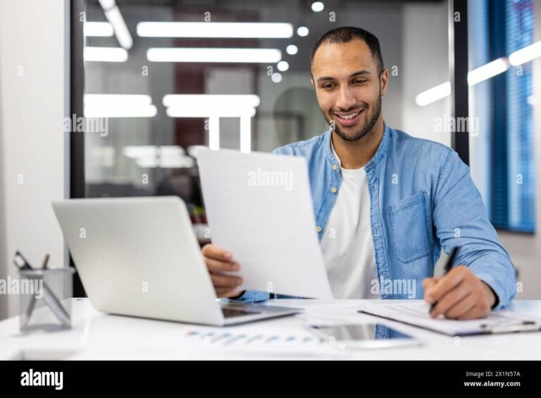 empresario chileno con computadora y ciudad moderna