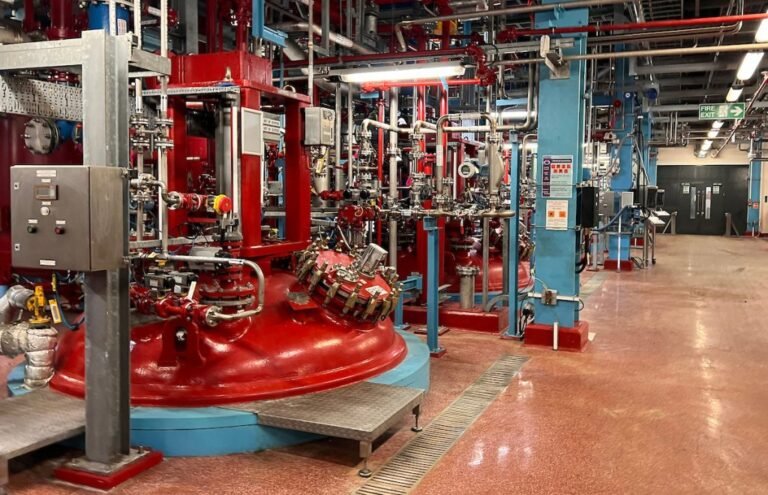 equipos industriales modernos en planta chilena