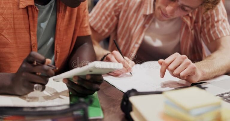 estudiantes universitarios con libros y calculadora