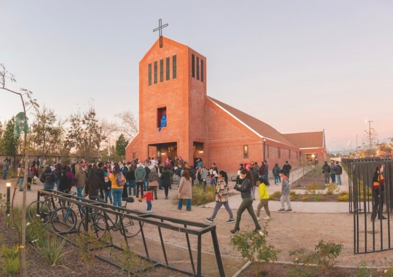Qué servicios y ubicación tiene el edificio San Carlos en Puente Alto
