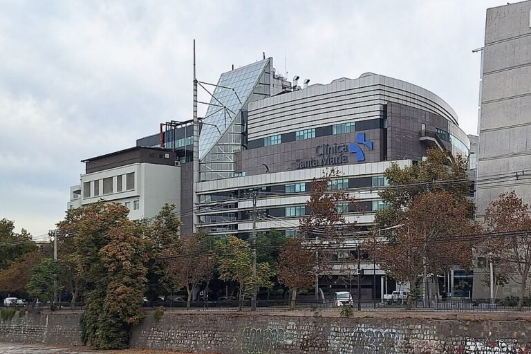 Qué servicios ofrece el Edificio Santa María Independencia en Santiago