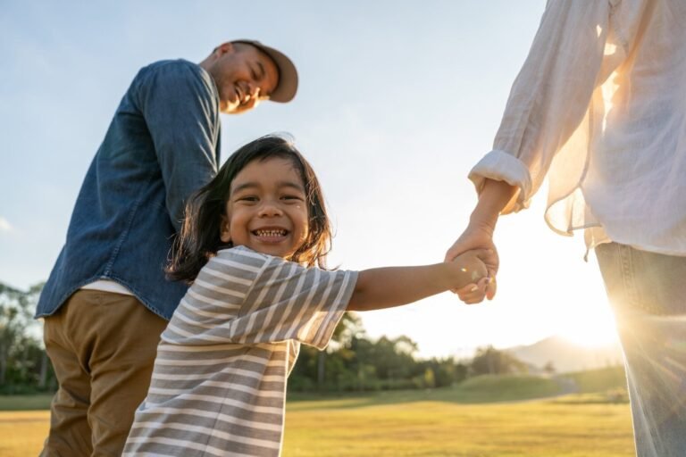 Cómo Saber Si Tengo Derecho Al Bono Marzo En Chile 20 familia chilena recibiendo ayuda social alegremente