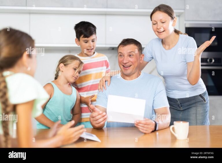 familia feliz con ninos y documentos oficiales