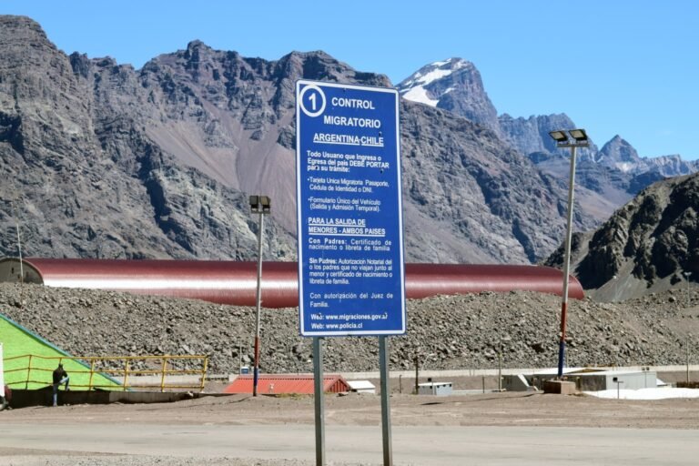 frontera chilena con senal de control migratorio