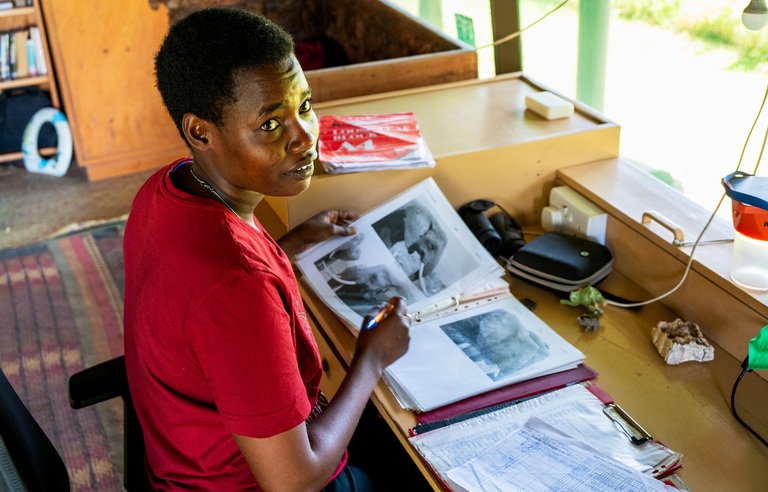 jovenes estudiando con becas educativas