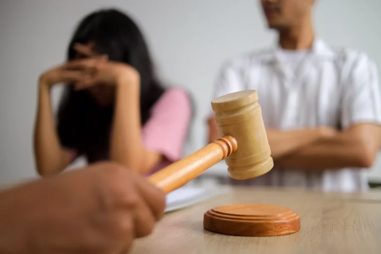 Cómo Quitar La Patria Potestad A Un Padre En Chile Legalmente 13 juez entregando custodia legal nino chile