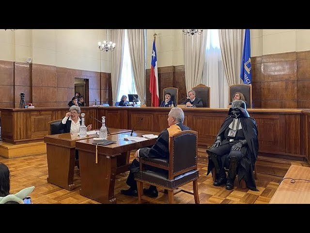 Hasta Qué Edad Puedo Demandar a Mi Padre Según La Ley Chilena 2 juez y familia en sala tribunal chilena