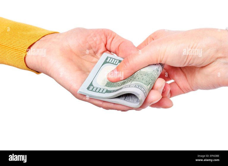 Cómo Realizar el Pago del Tercer Retiro en AFP Provida 4 mano entregando dinero a otra mano