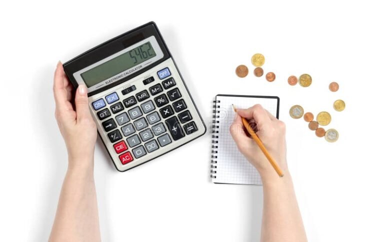 manos contando billetes con calculadora financiera