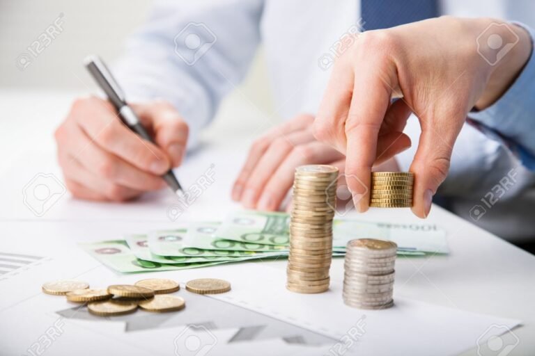 Cómo saber si tienes dinero sin cobrar en Banco Estado 6 manos contando billetes y monedas bancarias