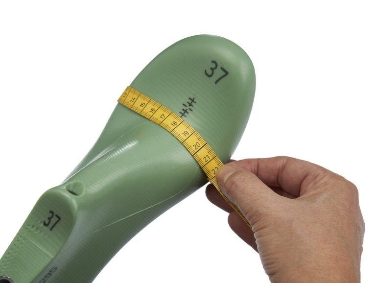 manos midiendo talla de zapatos mujer