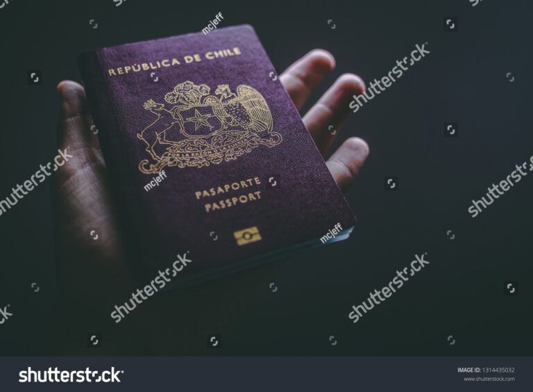 Cómo Buscar Personas Por Nombre y Apellido en Registro Civil Chile 17 manos sosteniendo documento de identidad chileno