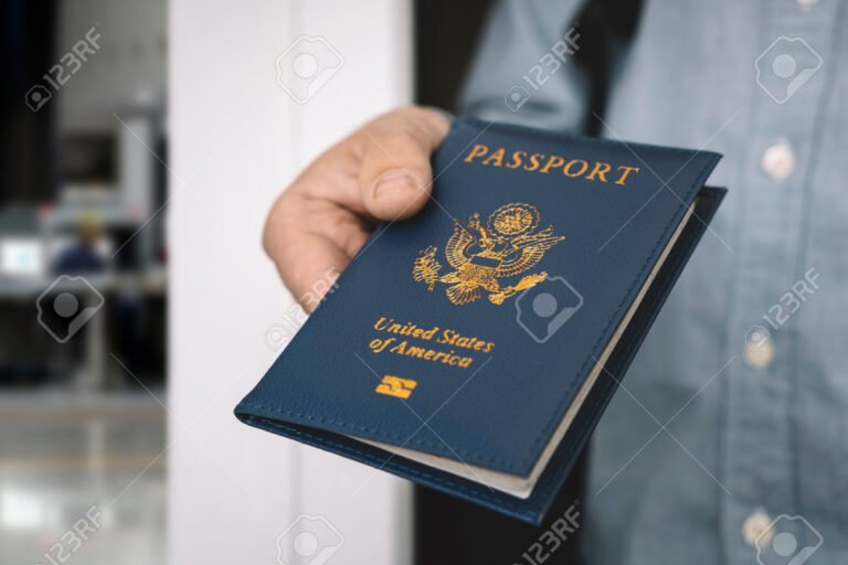 manos sosteniendo pasaporte y visa estadounidense