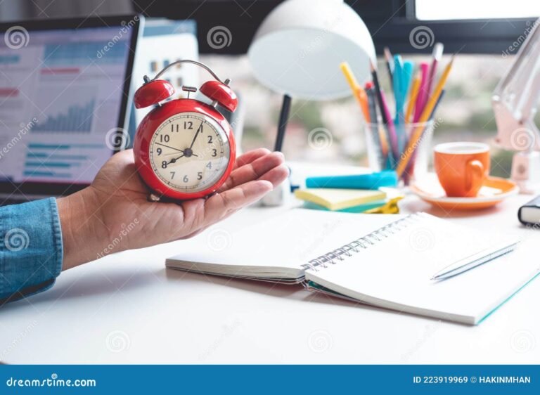 manos sosteniendo reloj y documentos laborales