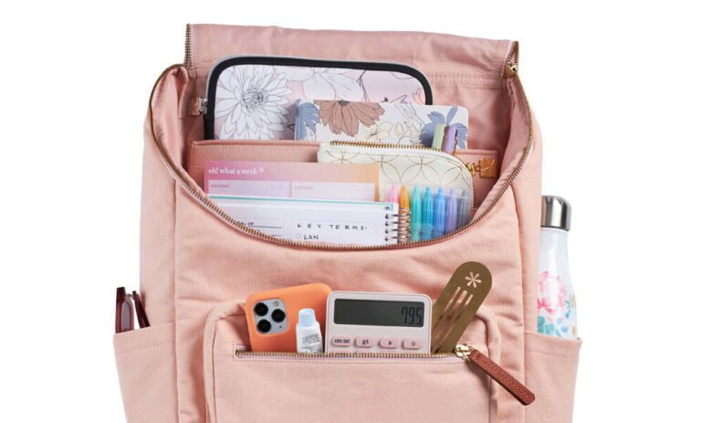 mochila con utiles escolares organizados y limpios