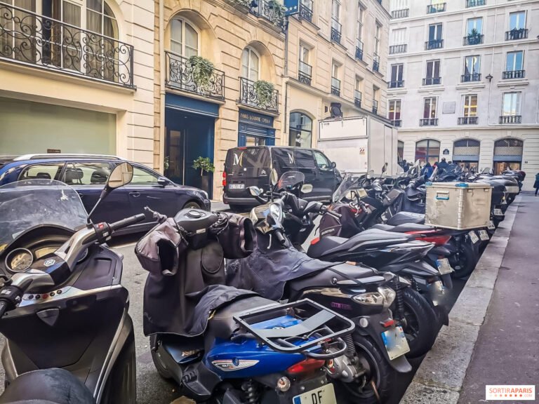 motociclista pagando permiso circulacion en oficina