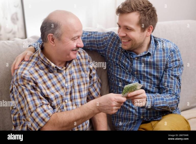padre entregando dinero a hijo adulto