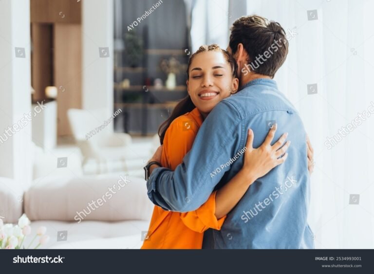 Cuáles son las consecuencias de decir Te Quiero en una relación 2 pareja abrazandose con expresion emocional profunda