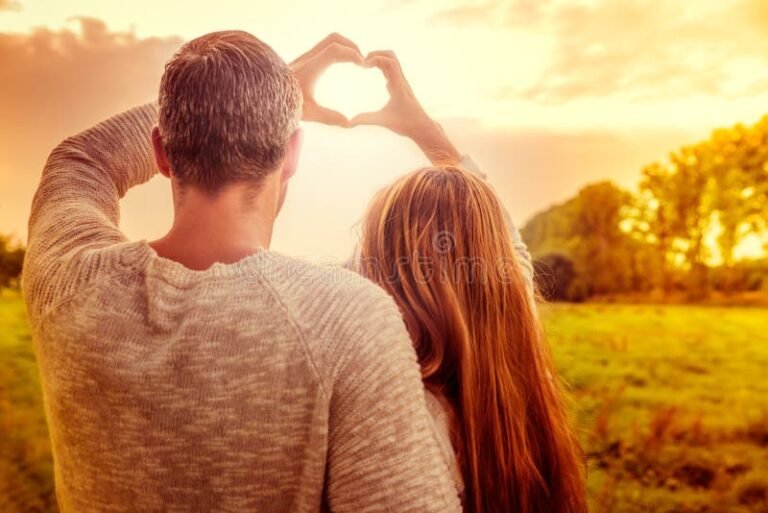 Cómo puedo recuperar a mi ex y reconstruir la relación 19 pareja reconciliandose al atardecer romantico