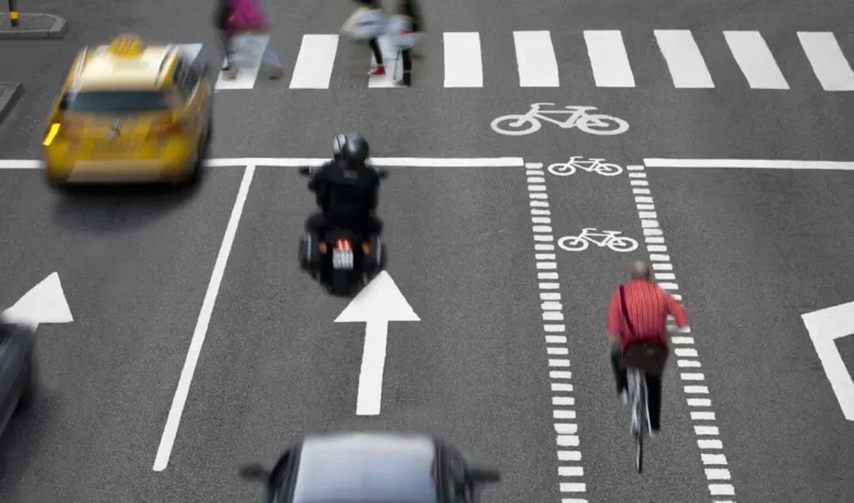 peaton pagando tag electronico con auto chileno