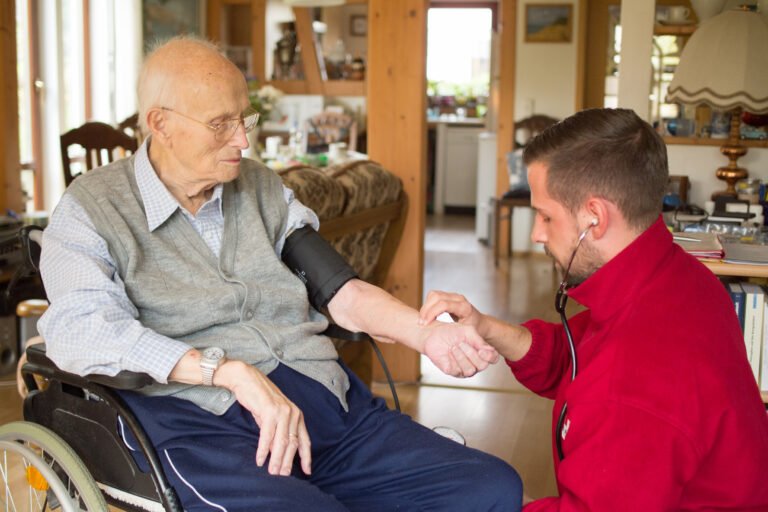 persona ayudando a un adulto mayor amable