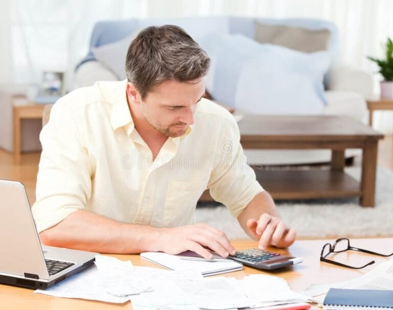 Cómo sacar el valor neto de una empresa o persona fácilmente 10 persona calculando finanzas con calculadora y laptop