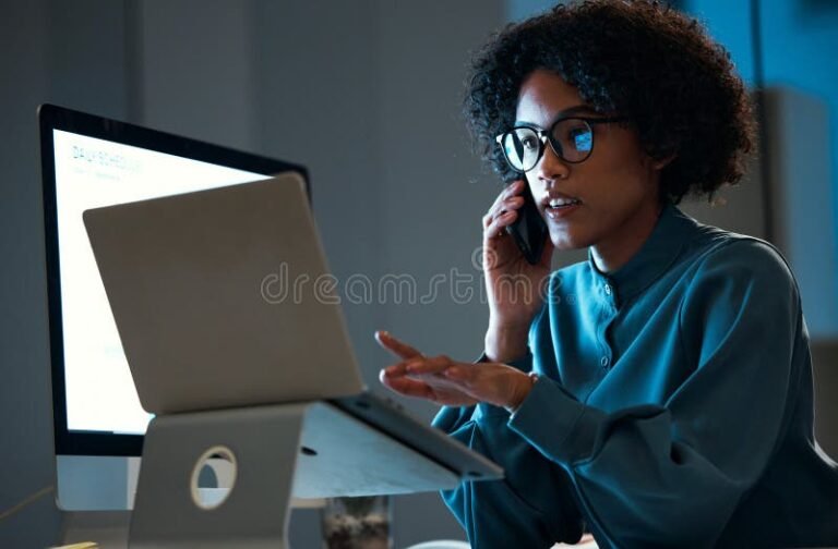 persona consultando informacion en computadora portatil