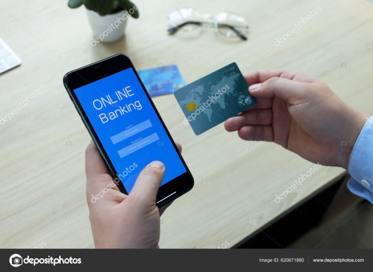 persona descargando app bancaria en smartphone