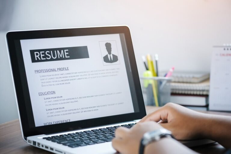 Cómo hacer un CV en Chile para destacar en tu postulación laboral