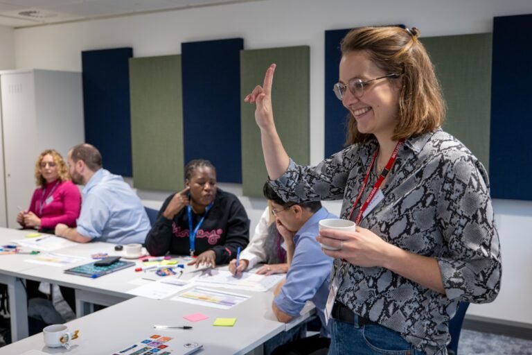 persona feliz mostrando su rut en oficina publica
