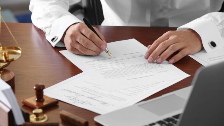 persona firmando documento legal internacional