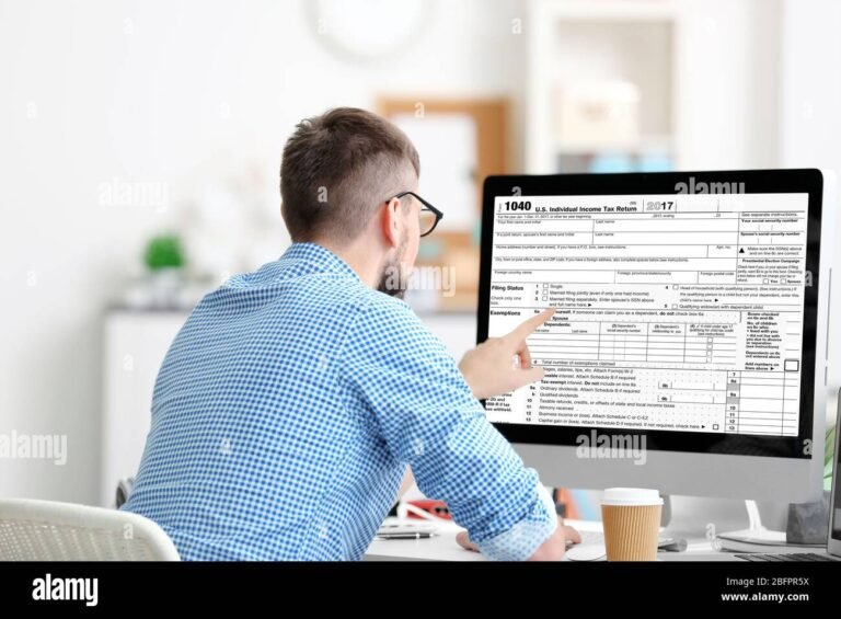 Qué es el Registro Único Tributario (RUT) y para qué sirve 11 persona llenando formulario con documentos fiscales