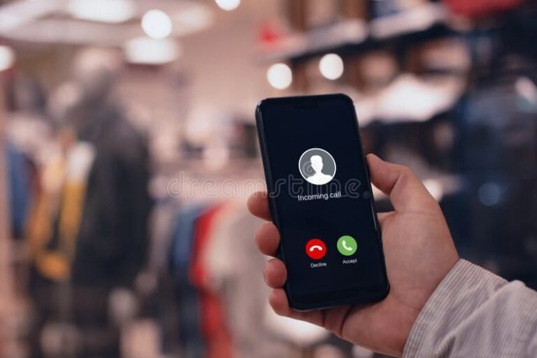 persona mirando telefono con llamada entrante