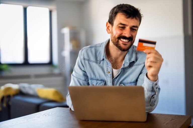 Cómo puedo pagar mi cuenta La Polar fácilmente en línea 2 persona pagando factura con laptop moderno