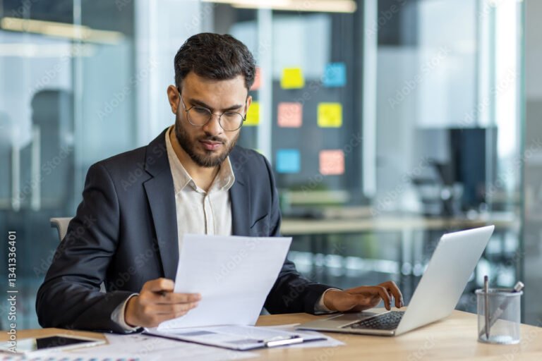 persona pensando con documentos financieros en mesa