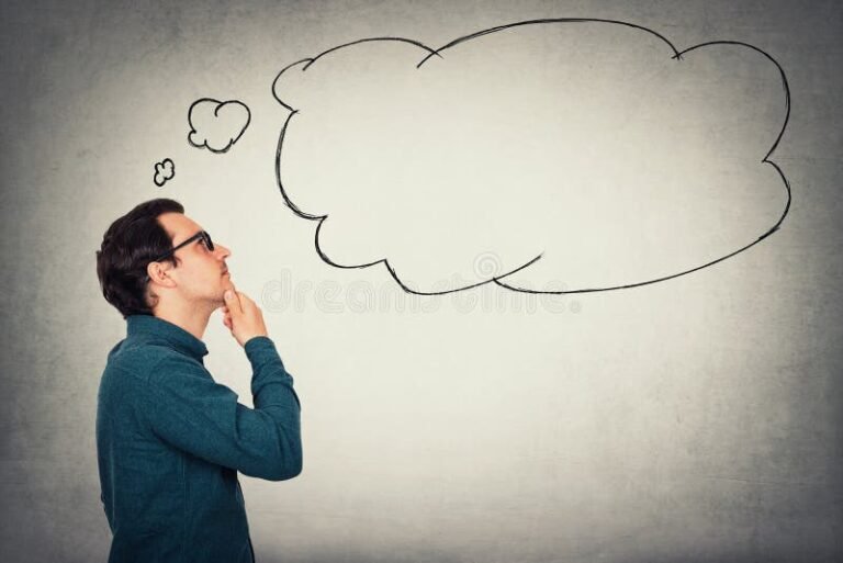 Qué significa la frase "Se lo que estás pensando" en Chile 10 persona pensativa con burbuja de pensamiento